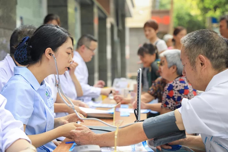 南充衛(wèi)生學校附屬醫(yī)院  第二屆“中國醫(yī)師節(jié)”義診活動