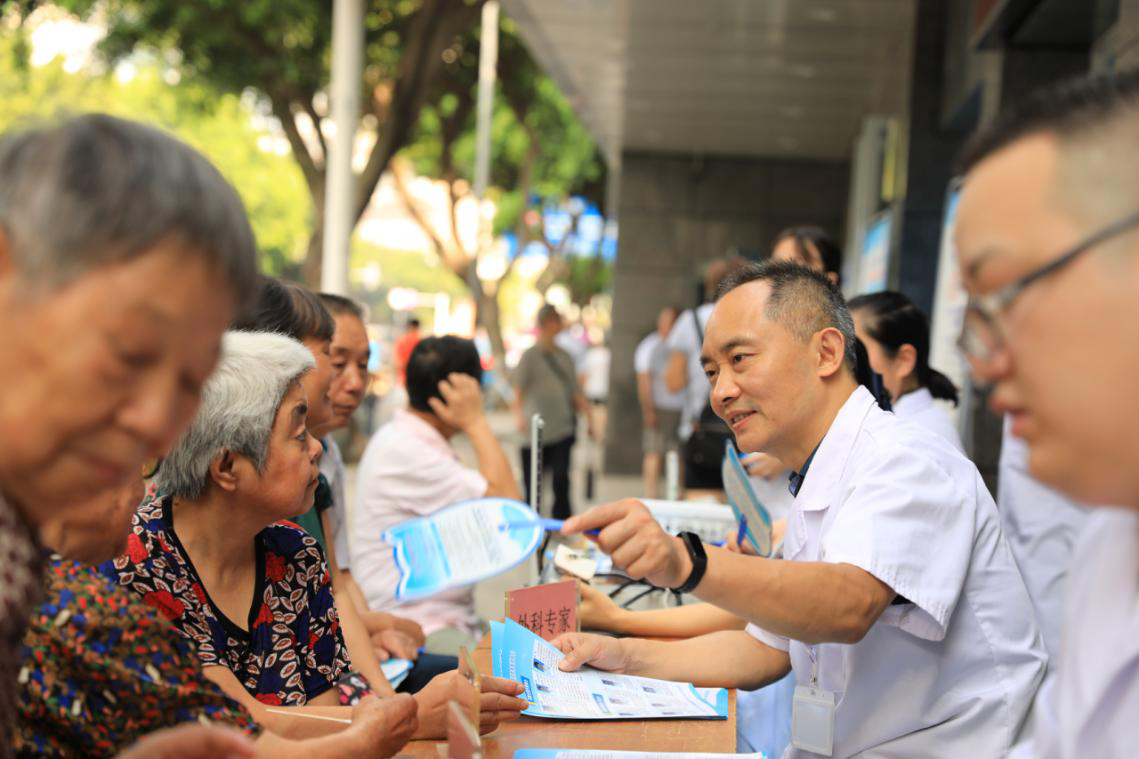 南充衛(wèi)生學校附屬醫(yī)院  第二屆“中國醫(yī)師節(jié)”義診活動