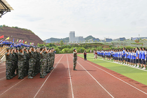 我校舉行2021級新生開學(xué)典禮暨軍訓(xùn)匯報表演